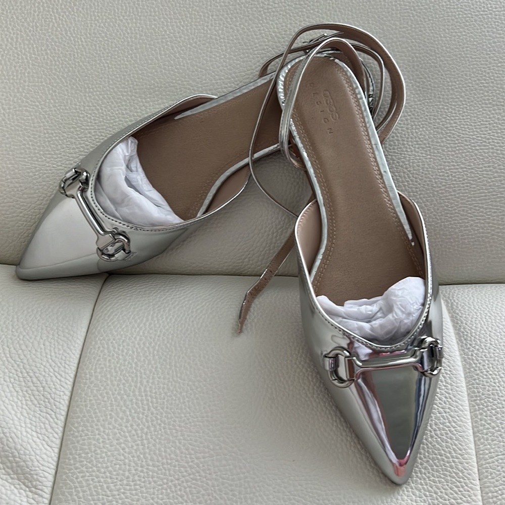 NEW/NEVER WORN SILVER ASOS DESIGN SILVER FLATS w/METAL DETAIL US11/UK9